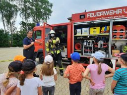 Besuch der KiTa bei der FF Plech